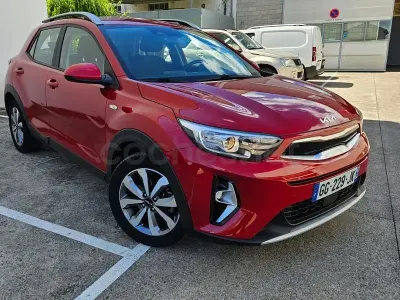 Usado Kia Stonic 120 CV (88 kW) 2022 Granate SUV