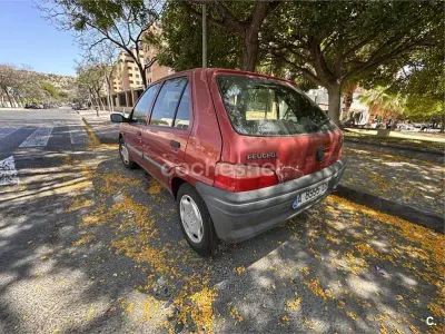 Usado Peugeot 106 58 CV (42 kW) 1998 Rojo Utilitario