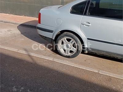 Usado VW Passat Trendline 110 CV (80 kW) 2000 Azul Berlina