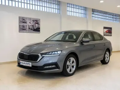 Usado Skoda Octavia Ambition 150 CV (110 kW) 2022 Gris Utilitario