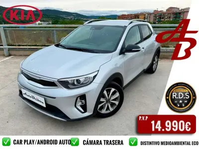 Usado Kia Stonic 101 CV (74 kW) 2022 Plateado SUV
