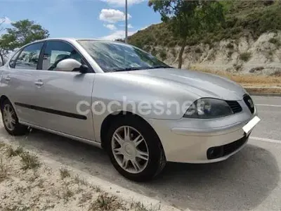 Usado Seat Cordoba 75 CV (55 kW) 2004 Gris / plata Berlina
