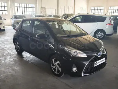 Usado Toyota Yaris Hybrid Active 100 CV (73 kW) 2015 Negro Berlina