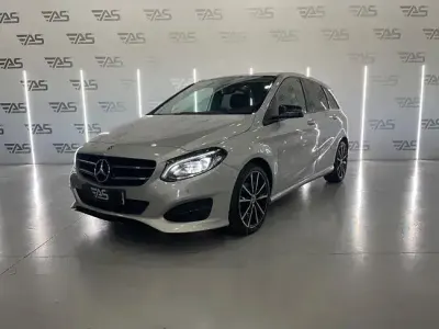 Usado Mercedes B180 110 CV (80 kW) 2018 Gris Utilitario
