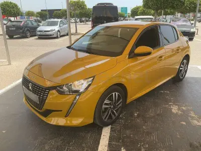 Usado Peugeot 208 Active 100 CV (73 kW) 2021 Amarillo Utilitario