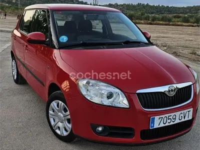 Usado Skoda Fabia 60 CV (44 kW) 2010 Rojo Berlina