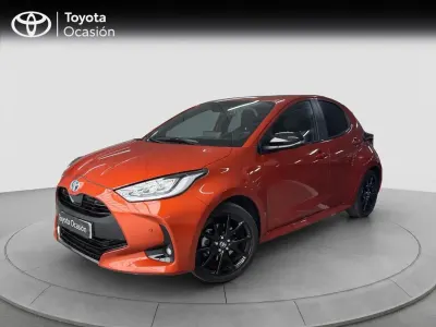 Usado Toyota Yaris Hybrid Plus 116 CV (85 kW) 2022 Naranja kaji Berlina