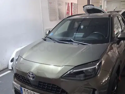 Usado Toyota Yaris Cross 116 CV (85 kW) 2024 Gris / plata SUV