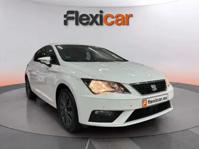 Usado Seat Leon Style 130 CV (95 kW) 2019 Blanco Berlina