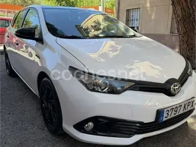 Begagnad Toyota Auris Hybrid Active 136 HK (100 kW) 2018 Vit Sedan