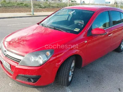 Usado Opel Astra Cosmo 100 CV (73 kW) 2005 Rojo Berlina