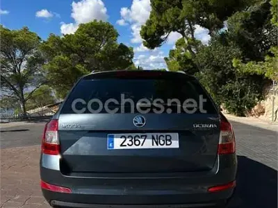 Usado Skoda Octavia Ambition 110 CV (80 kW) 2017 Azul Familiar