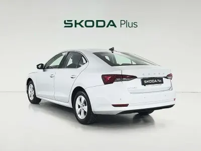 Usado Skoda Octavia Ambition 150 CV (110 kW) 2022 Gris plata Utilitario
