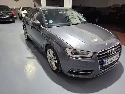 Usado Audi A3 Attraction 110 CV (80 kW) 2015 Gris / plata Berlina