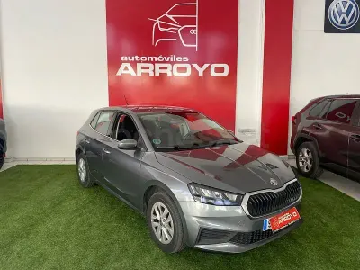 Usado Skoda Fabia Essence 80 CV (58 kW) 2023 Gris / plata Utilitario