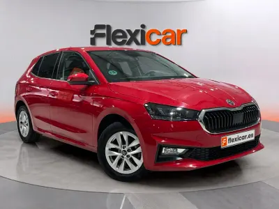 Usado Skoda Fabia Selection 116 CV (85 kW) 2025 Rojo Utilitario