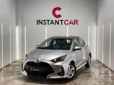 Usado Toyota Yaris 125 CV (91 kW) 2023 Gris / plata Utilitario