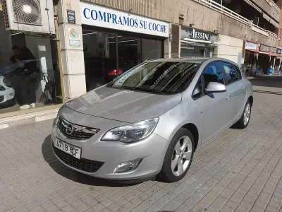 Usado Opel Astra Enjoy 100 CV (73 kW) 2011 Gris / plata Berlina