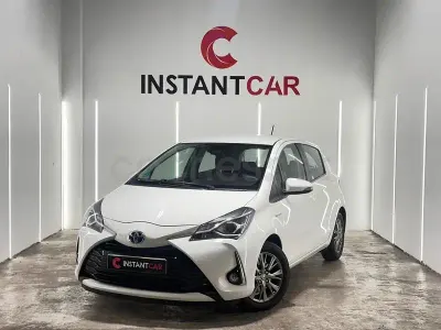 Usado Toyota Yaris Hybrid Active 100 CV (73 kW) 2019 Blanco Berlina