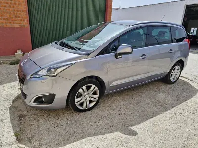 Usado Peugeot 5008 Allure 130 CV (95 kW) 2016 Gris / plata Monovolumen