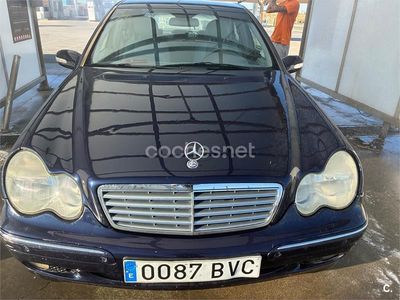 Azul Usado 2002 Mercedes C240 Elegance Berlina | 3200 €