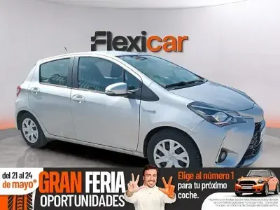 Usado Toyota Yaris Hybrid Active 100 HP (73 kW) 2019 Cinzento