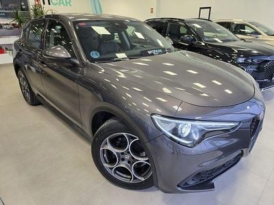 Usado Alfa Romeo Stelvio Sprint 190 CV (139 kW) 2020 Gris / plata SUV