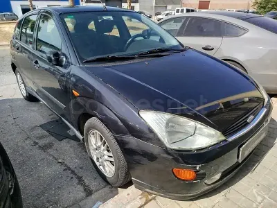 Używany Ford Focus Ambiente 90 KM (66 kW) 2000 Czarny Sedan/Limuzyna