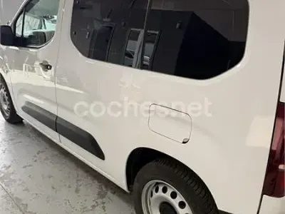 Usado Citroën Berlingo Live 102 CV (75 kW) 2021 Blanco Monovolumen