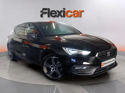 Usado Seat Leon FR 150 CV (110 kW) 2022 Negro Familiar