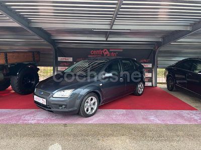 Begagnad Ford Focus Ghia 115 HK (84 kW) 2007 Grå Sedan