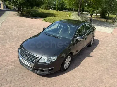 Usado VW Passat Highline 140 CV (102 kW) 2009 Gris / plata Berlina