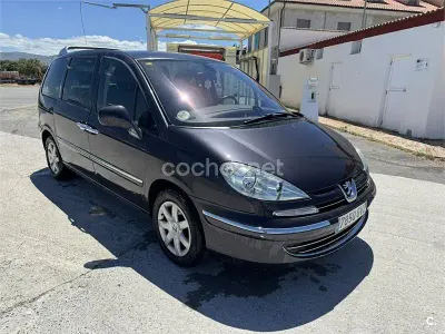 Usado Peugeot 807 Premium 136 CV (100 kW) 2010 Gris / plata Monovolumen