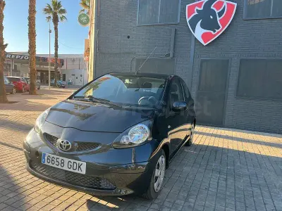 Usado Toyota Aygo 68 CV (50 kW) 2008 Gris / plata Utilitario