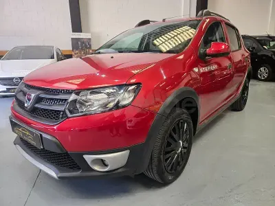 Usado Dacia Sandero Stepway 90 HP (66 kW) 2016 Vermelho Sedan