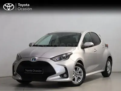 Usado Toyota Yaris Hybrid Active 116 CV (85 kW) 2021 Gris / plata Berlina