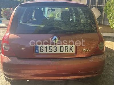 Usado Renault Clio II 70 CV (51 kW) 2005 Rojo Berlina