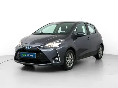 Usado Toyota Yaris Hybrid Active 100 CV (73 kW) 2019 Gris Berlina
