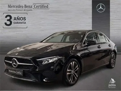 Usado Mercedes A180 136 CV (100 kW) 2025 Negro cosmos Berlina