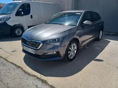 Usado Skoda Scala 95 CV (69 kW) 2022 Gris / plata Utilitario