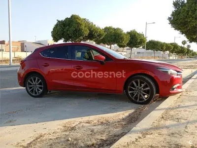 Usado Mazda 3 Edition 120 CV (88 kW) 2018 Rojo Berlina