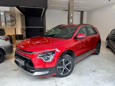 Usado Kia Niro 141 CV (103 kW) 2022 Granate SUV