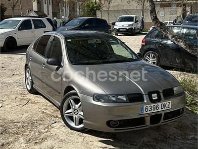 Usado Seat Leon Sport 130 CV (95 kW) 2005 Gris / plata Utilitario