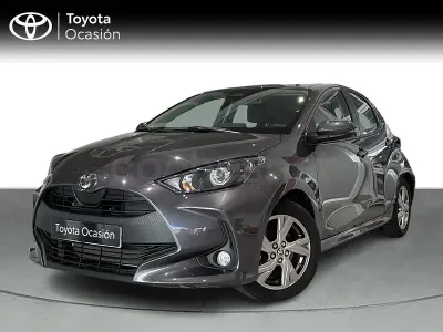 Usado Toyota Yaris Hybrid Active 116 CV (85 kW) 2025 Gris / plata Berlina