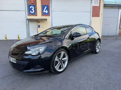 Usado Opel Astra GTC Sportive 180 CV (132 kW) 2012 Negro Berlina