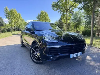 Käytetty Porsche Cayenne S E-Hybrid Platinum Edition 416 HP (305 kW) 2016 Musta Katumaasturi