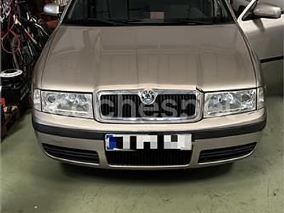 Beige Usado 2004 Skoda Octavia Ambiente Berlina | 2000 € (Un poco caro)