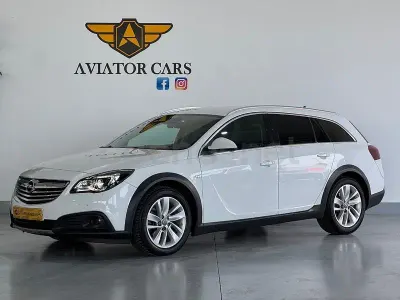Usado Opel Insignia Country Tourer 195 CV (143 kW) 2014 Blanco Familiar
