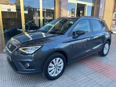 Usado Seat Arona Ecomotive 95 CV (69 kW) 2019 Gris / plata SUV