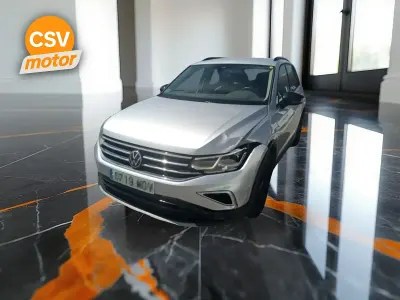 Usado VW Tiguan Sportline 150 CV (110 kW) 2023 Gris / plata SUV